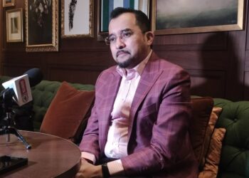 ASYRAF Wajdi Dusuki Ketika ditemui pemberita di London, United Kingdom hari ini. - UTUSAN/BADRUL HAFIZAN MAT ISA