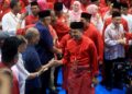 ASYARAF Wajdi bersalam bersama perwakilan UMNO Bahagian Rantau Panjang semasa tiba di Mesyuarat Perwakilan UMNO Bahagian Rantau Panjang 2025 di Kolej Kemahiraan Tinggi Mara Pasir Mas, Kelantan. - UTUSAN/AMARUL BISMI KAMARUZAMAN