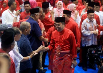 ASYARAF Wajdi bersalam bersama perwakilan UMNO Bahagian Rantau Panjang semasa tiba di Mesyuarat Perwakilan UMNO Bahagian Rantau Panjang 2025 di Kolej Kemahiraan Tinggi Mara Pasir Mas, Kelantan. - UTUSAN/AMARUL BISMI KAMARUZAMAN