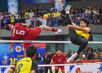 Azlan Alias (kanan) beraksi menentang Thailand dalam acara berpasukan Piala Asia 2025 di Stadium Titiwangsa, Kuala Lumpur, sebelum ini.  - UTUSAN/SYAKIR RADIN