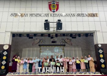 CALON-calon STPM 2024 yang meraih keputusan cemerlang dengan PNGK 4.00 merakamkan gambar bersama selepas pengumuman keputusan tersebut di Sekolah Menengah Kebangsaan (SMK) Syed Alwi, Kangar, Perlis, hari ini. -UTUSAN/ASYRAF MUHAMMAD
