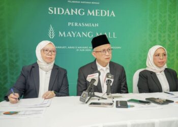 MOHAMAD Damshal Awang Damit dalam sidang media sempena Perasmian Mayang Mall di Kuala Terengganu.