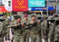 TUANKU Syed Faizuddin Putra Jamalullail (tengah) berkenan berangkat merasmikan Perbarisan Pelancaran Latihan Sukarela Rejimen 504 AW Tahun 2025 di pekarangan Kompleks Tok Arau, Perlis. -UTUSAN