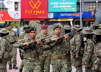 TUANKU Syed Faizuddin Putra Jamalullail (tengah) berkenan berangkat merasmikan Perbarisan Pelancaran Latihan Sukarela Rejimen 504 AW Tahun 2025 di pekarangan Kompleks Tok Arau, Perlis. -UTUSAN