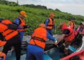 ANGGOTA SAR mengangkat mayat mangsa yang dijumpai dalam radius 300 meter dari lokasinya dibaham buaya.