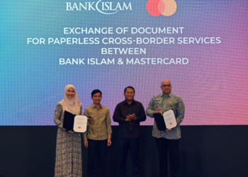 SHARIFAH Sarah Syed Mohamed Tahir (dari kiri) bersama Mohd Muazzam Mohamed, Nor Azmie Diron dan Devesh Kuwadekar semasa majlis menandatangani perjanjian Perkhidmatan Rentas Sempadan di Persidangan Kelestarian Bank Islam yang berlangsung baru-baru ini.