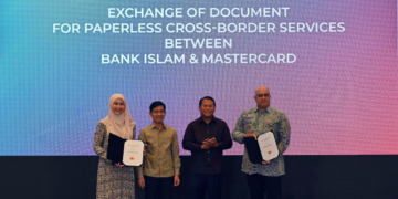 SHARIFAH Sarah Syed Mohamed Tahir (dari kiri) bersama Mohd Muazzam Mohamed, Nor Azmie Diron dan Devesh Kuwadekar semasa majlis menandatangani perjanjian Perkhidmatan Rentas Sempadan di Persidangan Kelestarian Bank Islam yang berlangsung baru-baru ini.