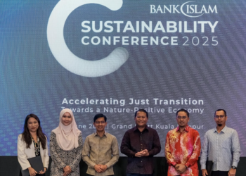MOHD. Muazzam Mohamed (tiga dari kanan) bersama Ketua Setiausaha Kementerian Ekonomi, Datuk Nor Azmie Diron (tiga dari kiri) di majlis Persidangan Kelestarian Bank Islam 2025 di Grand Hyatt Kuala Lumpur, semalam.