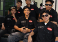 MUHAMMAD Haziq Ziad (depan tengah) bersama pekerja Sodokosong Barbershop.