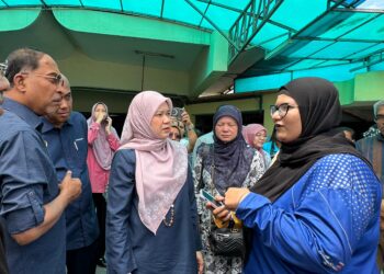 NAJIBAH Zahir (kanan) disantuni Menteri Pendidikan Tinggi, Datuk Seri Zambry Abd. Kadir dan Menteri Pendidikan, Fadhlina Sidek di Hospital Raja Permaisuri Bainun di Ipoh.