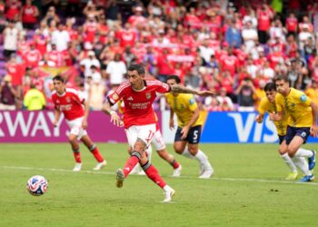 PENYERANG Benfica, Angel Di Maria menjaringkan gol keenam pasukannya selepas menyempurnakan penalti membelasah Auckland City 6-0 dalam aksi Kumpulan C Kelab Piala Dunia di Stadium Inter&Co, semalam. - AFP
