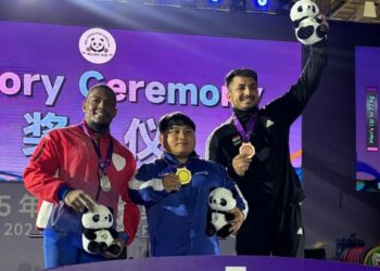 Bonnie Bunyau Gustin (tengah) menang pinat emas pada Piala Dunia 2025 di Beijing, kelmarin. - AGENSI