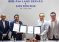 SYED Ali Shahul Hameed (dua dari kiri) dan Pengarah Eksekutif SIBS Sdn Bhd, Lawrence Chua Sue Lin (dua dari kanan), pada Majlis Menandatangani Memorandum Perjanjian Persefahaman antara Berjaya Land Bhd dan SIBS Sdn Bhd, di Hotel Time Square, di sini hari ini.-UTUSAN/SHIDDIEQIIN ZON