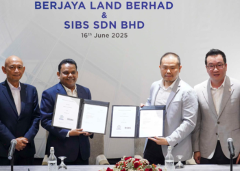SYED Ali Shahul Hameed (dua dari kiri) dan Pengarah Eksekutif SIBS Sdn Bhd, Lawrence Chua Sue Lin (dua dari kanan), pada Majlis Menandatangani Memorandum Perjanjian Persefahaman antara Berjaya Land Bhd dan SIBS Sdn Bhd, di Hotel Time Square, di sini hari ini.-UTUSAN/SHIDDIEQIIN ZON