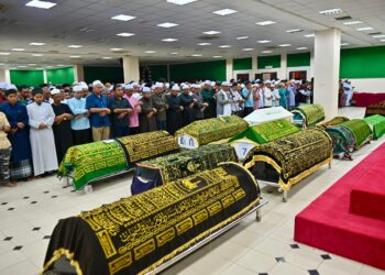 SEBANYAK 13 jenazah pelajar Universiti Pendidikan Sultan Idris (UPSI) disembahyangkan di Masjid Hadhari, Jertih, Terengganu sebelum dibawa pulang oleh ahli keluarga masing-masing untuk urusan pengebumian. -UTUSAN/PUQTRA HAIRRY