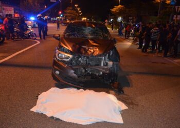 KEADAAN Perodua Bezza yang merempuh motosikal dinaiki dua remaja perempuan di persimpangan lampu isyarat Jalan Tengku Ismail di Temerloh, Pahang.