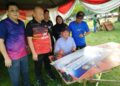 MAZLAN Mohamad (dua dari kanan) merasmikan pertandingan bola sepak peringkat bawah umur di Ipoh. - UTUSAN