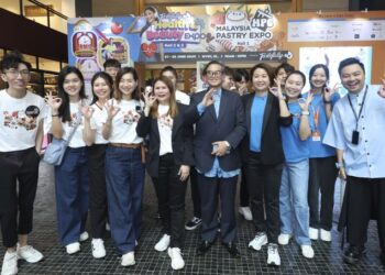 ISMAIL Nordin (tengah) diiringi Esther Fong (depan, lima kiri) dan Pengarah Pembangunan Perniagaan Tastefully, Jin Lee (depan, empat kanan) bergambar bersama kru yang terlibat semasa perasmian Pameran Health & Beauty Tastefully dan Pameran Pastry Malaysia (MPE) di Pusat Beli Belah Mid Valley, Kuala Lumpur, baru-baru ini. - UTUSAN/AMIR KHALID
