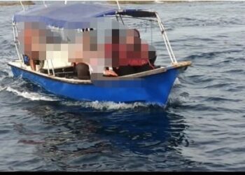 SEBUAH bot yang dipercayai beroperasi tanpa lesen di tahan pada jarak 11 batu nautika Timur Laut dari Kuala Besut, Besut.