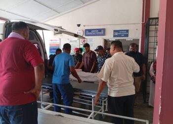 MAYAT salah seorang mangsa dibawa pulang ke Sungai Petani, Kedah untuk disemadikan. - Utusan/ERMA YUSNIDA JUSOH