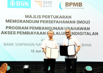 PEMANGKU Ketua Pegawai Strategi Korporat SME Bank, Hamdan Mohd Habibollah (kiri) dan Timbalan Ketua Eksekutif BSN, Mujibburrahman Abd Rashid pada majlis pemeteraian MoU di Kuala Lumpur baru-baru ini.