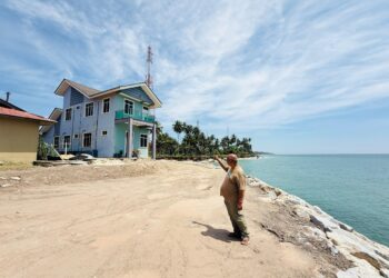 MOHD. Yazit Idris menunjukkan kediamannya di Kampung Tanjung, Batu Rakit di Kuala Nerus, Terengganu.