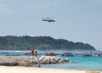DEMOSTRASI Latihan Amal Bencana Kecemasan Luar Bandar (REDEX) menggunakan helikopter di Pulau Perhentian, Besut, Terengganu. - UTUSAN / WAN ZURATIKAH IFFAH WAN ZULKIFLI