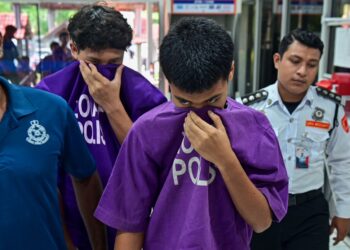 DUA pelajar lelaki Maktab Rendah Sains Mara (MRSM) di daerah Besut, dibawa ke Kompleks Mahkamah Kuala Terengganu untuk ditahan reman bagi membantu siasatan kes buli pelajar di sekolah itu. -UTUSAN/PUQTRA HAIRRY