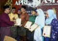 AB. RAHMAN Thobroni Mohd. Mansor beramah mesra bersama penerima sijil penghargaan pada Majlis Apresiasi Kecemerlangan Jabatan Kehakiman Syariah Perak dan pelancaran sistem eKSPerk di Ipoh  hari ini. - UTUSAN/MUHAMAD NAZREEN SYAH MUSTHAFA