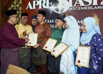 AB. RAHMAN Thobroni Mohd. Mansor beramah mesra bersama penerima sijil penghargaan pada Majlis Apresiasi Kecemerlangan Jabatan Kehakiman Syariah Perak dan pelancaran sistem eKSPerk di Ipoh  hari ini. - UTUSAN/MUHAMAD NAZREEN SYAH MUSTHAFA