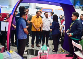 CHANG Lih Kang  (tiga dari kanan) melawat ruang pameran selepas merasmikan Karnival Minggu Sains Negara Zon Timur 2025 di Pusat Sains dan Kreativiti Terengganu (PSKT), Kuala Terengganu. - UTUSAN/PUQTRA HAIRRY