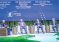 Amir Hamzah (dua dari kiri) bersama Liew Chin Tong (kanan) pada sebuah forum sempena Energy Asia 2025 di Pusat Konvensyen Kuala Lumpurdi sini, semalam. – UTUSAN/MUHAMAD IQBAL ROSLI