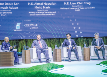 Amir Hamzah (dua dari kiri) bersama Liew Chin Tong (kanan) pada sebuah forum sempena Energy Asia 2025 di Pusat Konvensyen Kuala Lumpurdi sini, semalam. – UTUSAN/MUHAMAD IQBAL ROSLI