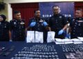 HUSSEIN Omar Khan menunjukkan dadah yang dirampas pihaknya dalam operasi itu di IPK Selangor, Shah Alam. - UTUSAN/AFIQ RAZALI