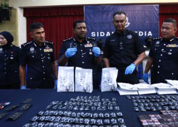 HUSSEIN Omar Khan menunjukkan dadah yang dirampas pihaknya dalam operasi itu di IPK Selangor, Shah Alam. - UTUSAN/AFIQ RAZALI