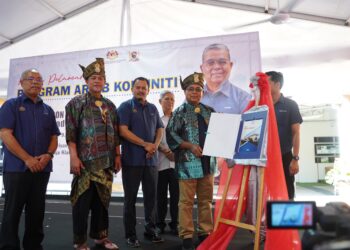 AARON Ago Dagang melancarkan inisiatif Arkib Komuniti.-UTUSAN