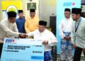 TUANKU Syed Sirajuddin Jamalullail (tiga dari kanan) berkenan menerima mengadap persembahan cek cura sumbangan zakat korporat oleh RHB Islamic berjumlah RM1 juta kepada MAIPs di Masjid Al-Muqorrobin Behor Empiang, Kangar, Perlis. -UTUSAN