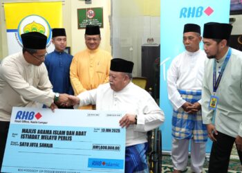 TUANKU Syed Sirajuddin Jamalullail (tiga dari kanan) berkenan menerima mengadap persembahan cek cura sumbangan zakat korporat oleh RHB Islamic berjumlah RM1 juta kepada MAIPs di Masjid Al-Muqorrobin Behor Empiang, Kangar, Perlis. -UTUSAN