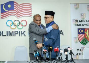 PRESIDEN Olahraga Malaysia (MA) baharu, Datuk Karim Ibrahim (kiri) bersalaman bersama mantan presiden, Datuk Seri Shahidan Kassim pada pemilihan Mesyuarat Agung Tahunan (AGM) badan induk itu di Wisma Majlis Olimpik Malaysia (MOM) di sini hari ini. - UTUSAN/FARIZ RUSADIO