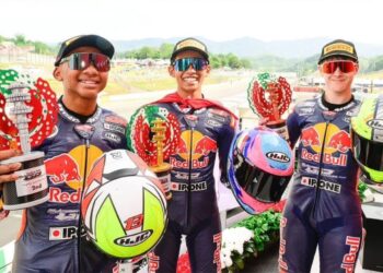 Hakim Danish (kiri), Veda Pratama (tengah) dan Benat Fernandez bersama trofi masing-masing selepas perlumbaan 2 Piala RedBull MotoGP Rookies berakhir di Litar Mugello, Itali, semalam. - Ihsan SIC Racing