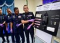 MOHD. Sofian Redzuan (kanan) menunjukkan dadah jenis pil yaba dan syabu yang dirampas semasa sidang akhbar di Ibu pejabat Polis Daerah Marang, Terengganu. - UTUSAN /PUQTRA HAIRRY