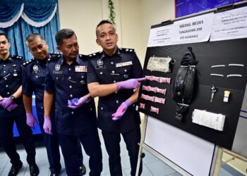 MOHD. Sofian Redzuan (kanan) menunjukkan dadah jenis pil yaba dan syabu yang dirampas semasa sidang akhbar di Ibu pejabat Polis Daerah Marang, Terengganu. - UTUSAN /PUQTRA HAIRRY