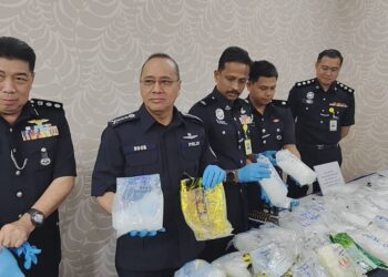 NOOR Hisam Nordin (dua dari kiri) menunjukkan dadah yang ditemukan dalam sebuah kereta di Gerik dalam sidang akhbar di IPK Perak di Ipoh hari ini. - UTUSAN