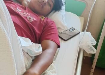 MUHAMMAD Shafie Mat Anuar dirawat di Hospital Besut kerana demam menangguhkan perjalanan pulang ke Universiti Pendidikan Sultan Idris (UPSI) bersama rakan-rakannya dengan bas yang terlibat nahas di Jalan Raya Timur-Barat (JRTB) berhampiran Tasik Banding, Gerik, Perak.