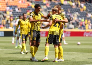 DANIEL Svensson (tengah) meraikan menjaringkan gol pertama pasukannya dengan Jobe Bellingham (kiri) dan Waldemar Anton semasa perlawanan kumpulan F Piala Kelab Dunia 2025 antara Borussia Dortmund dan Ulsan HD FC di Stadium TQL, Amerika Syarikat (AS), hari ini. - AFP