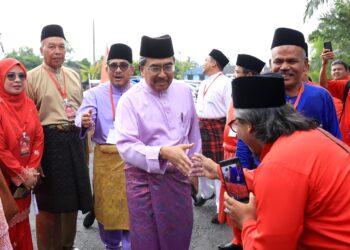 JOHARI Abdul Ghani (tengah) bersalaman bersama para perwakilan UMNO Bahagian Kereteh ketika hadir pada Mesyuarat Perwakilan UMNO Bahagian Ketereh di Kota Bharu, Kelantan. - UTUSAN/KAMARUL BISMI KAMARUZAMAN