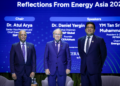 TENGKU Muhammad Taufik Tengku Aziz (kanan) dalam forum penutup ‘Reflections From Energy Asia 2025’  sempena Energy Asia 2025 di KLCC, semalam. – Utusan/MUHAMAD IQBAL ROSLI