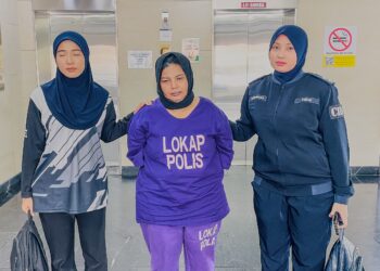 HASIMAH Saad (tengah) didakwa dua pertuduhan memperdagangkan anak perempuannya bagi tujuan eksploitasi seksual sejak tiga lalu di Mahkamah Sesyen Ipoh hari ini. - UTUSAN/MUHAMAD NAZREEN SYAH MUSTHAFA