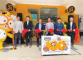 VUITTON Pang (tiga dari kanan) bersama barisan wakil kumpulan dari Korea dan Malaysia ketika merasmikan cawangan ke-100 emart24 di Kota Damansara, semalam.-UTUSAN/SABRINA ZULKIFLI