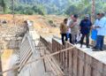 SAIFUDDIN Nasution Ismail melawat tapak projek pembinaan Empangan Sabo Kampung Iboi di Kupang, Baling.